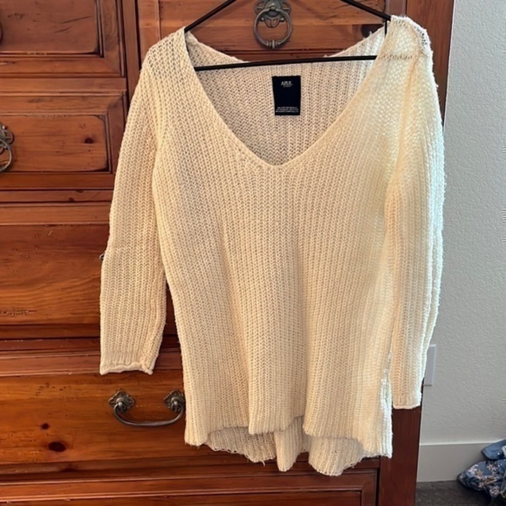 Azul Women’s cream ribbed V neck sweater. There is a little pull on sleeve.